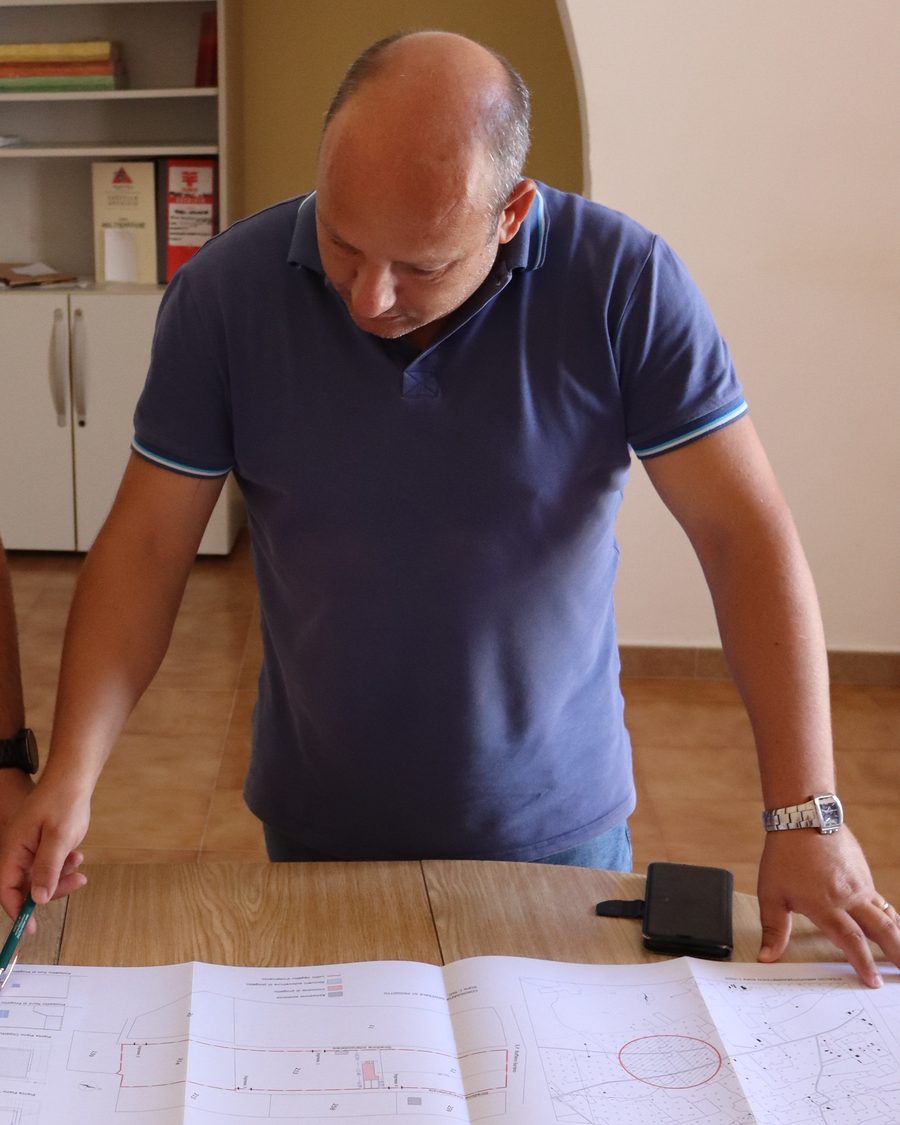 Il geometra Amedeo Falcone su un progetto per il coordinamento della sicurezza in cantiere
